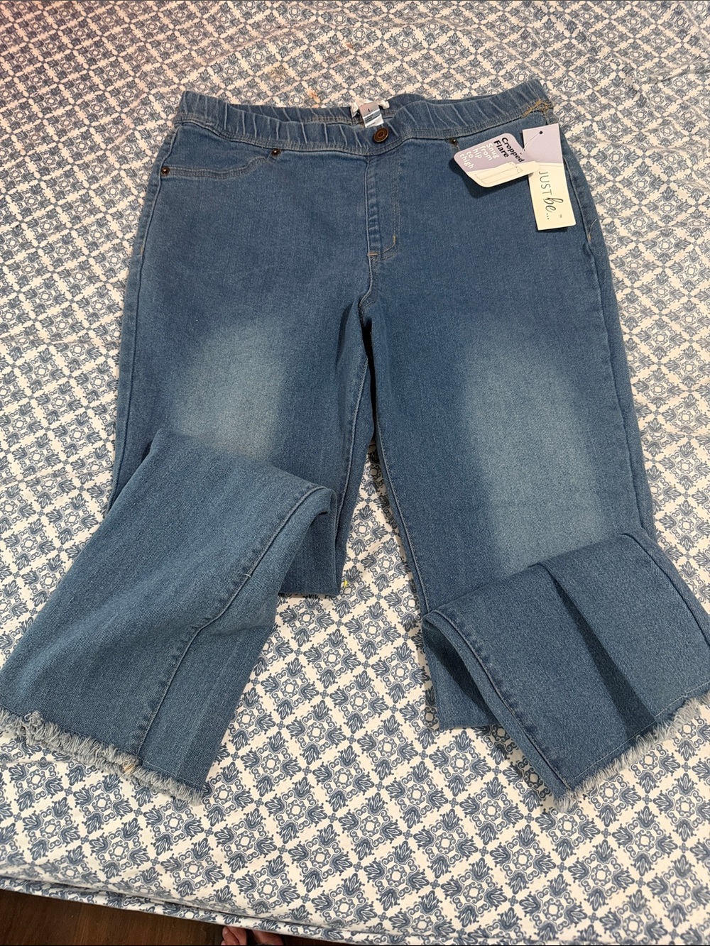 just be Light Blue Cropped Ankle Jeans with Frayed Hem